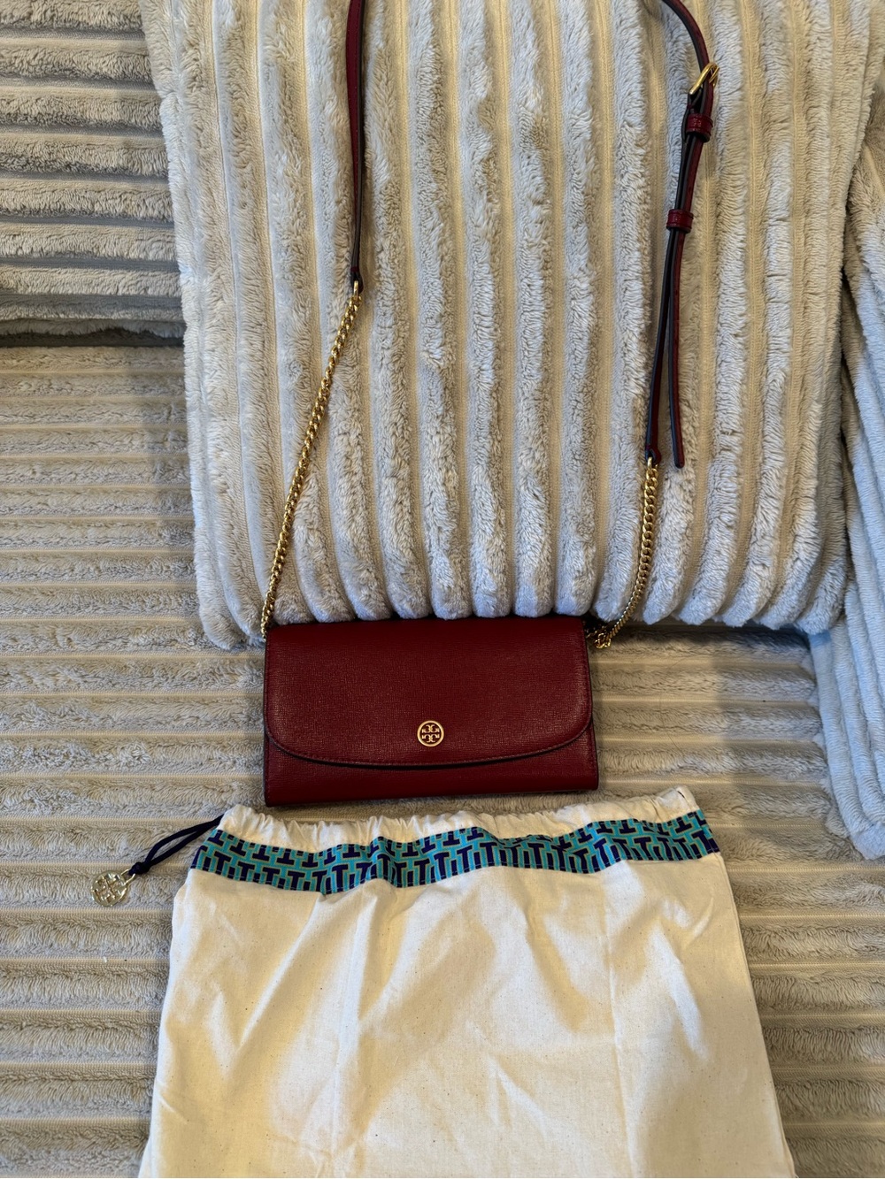 Tory Burch Red Leather Chain-Trim Clutch with Gold Logo - Picture 7 of 7